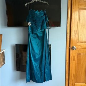 Elegant Teal Strapless Gown with Brooch